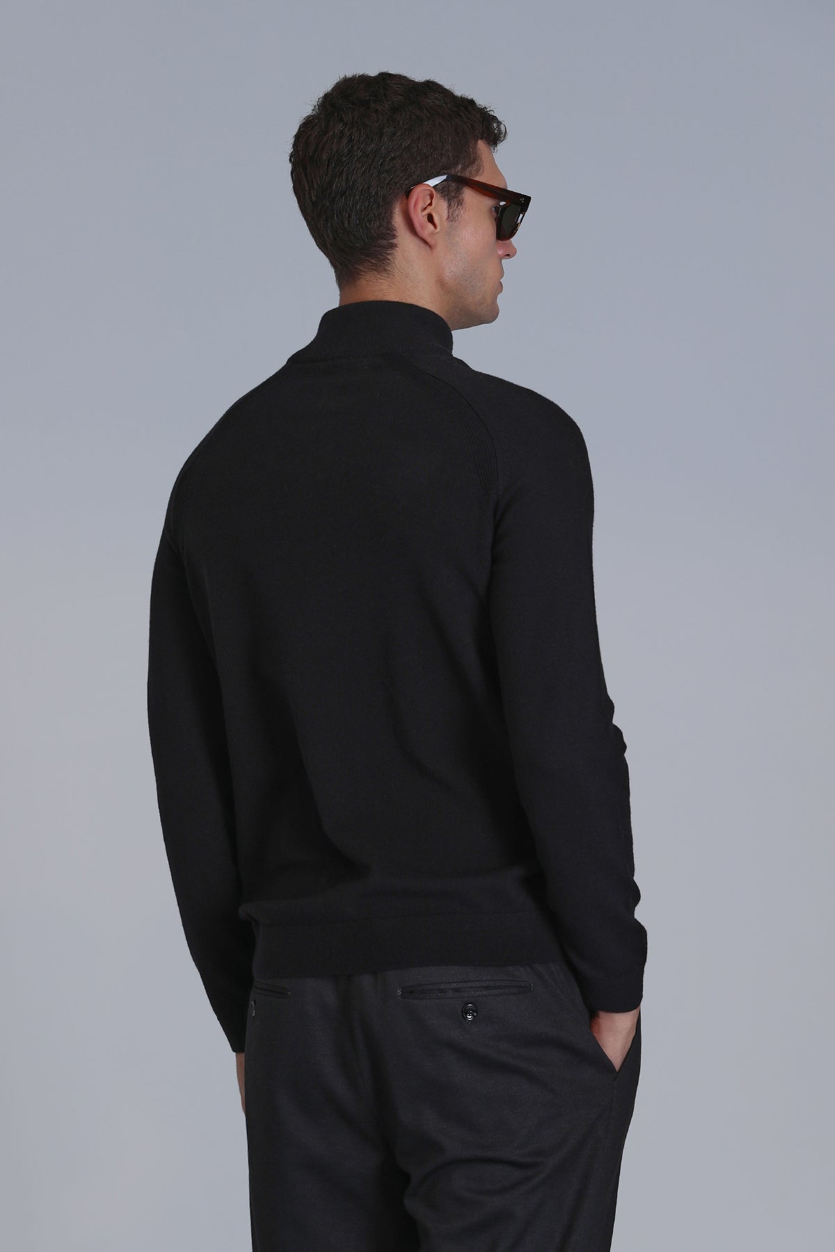 STAVAN SWEATER BLACK